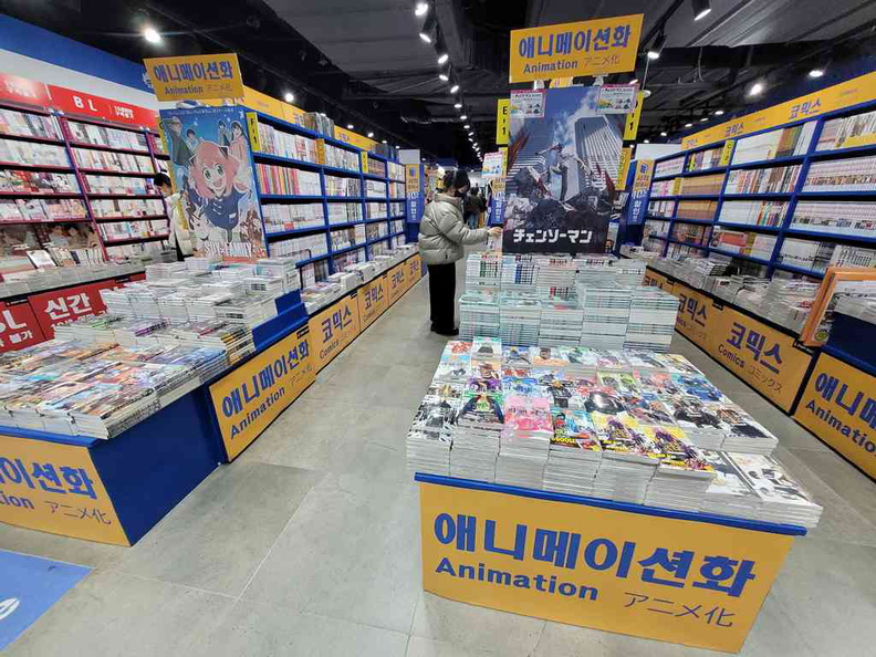 An extensive mangas collection, but all in Korean which limits to utility for foreign buyers