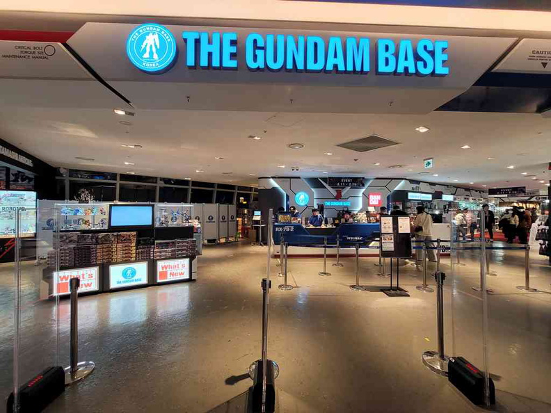 Seoul Pop culture toys Gundam base is one of the main draws of iPark mall, especially for kit-modellers and Seoul Pop culture fans