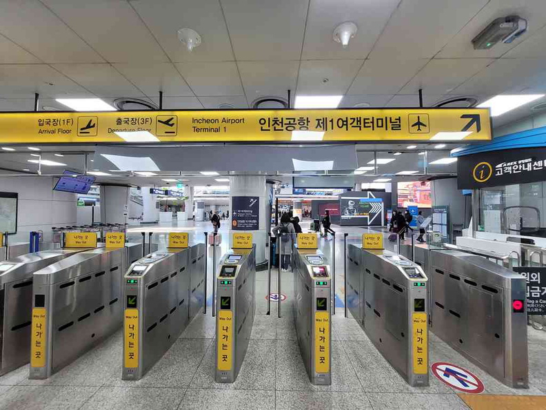 Fare gantries into the Seoul subway platform