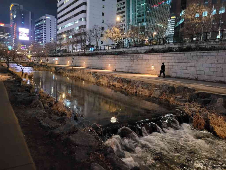 seoul-city-cheonggyecheon-stream-10
