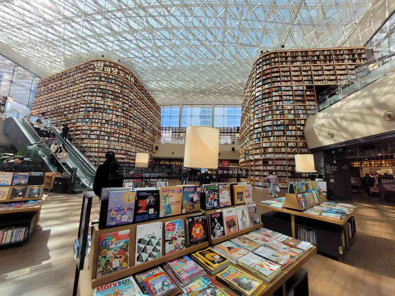 COEX mall public library, an impressive sight under the mall skylights