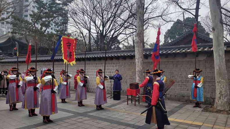 Daehanmun palace change of guard near city hall 