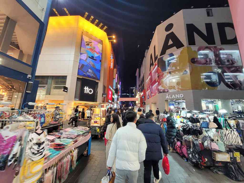 Night markets are a staple in Seoul city, with at least 5-6 such markets scattered around the city