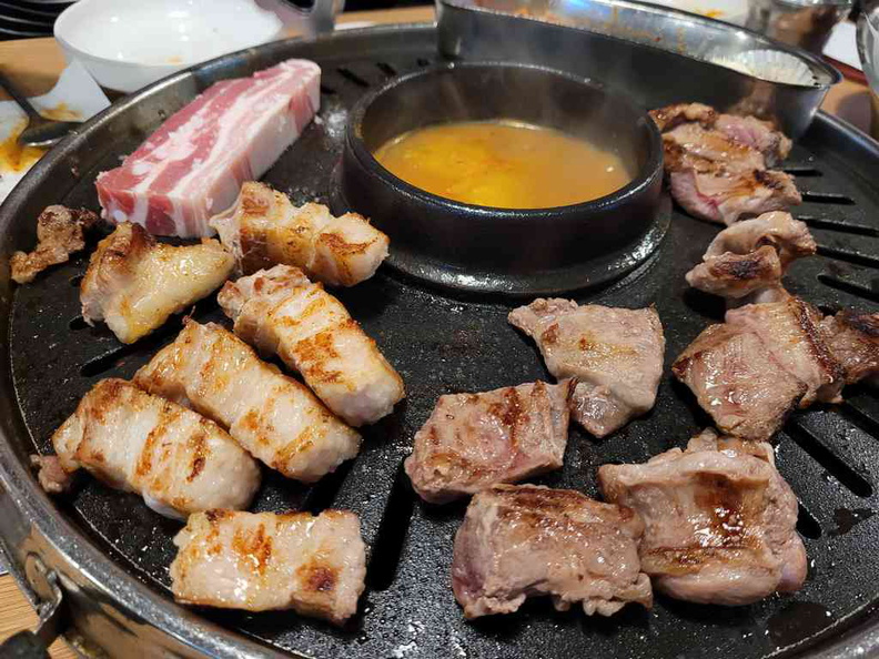 BBQ Hot plate a common stay in late night buffet eateries in Seoul