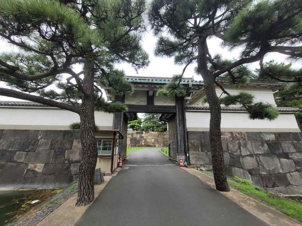 Palace Kikyo-mon gate