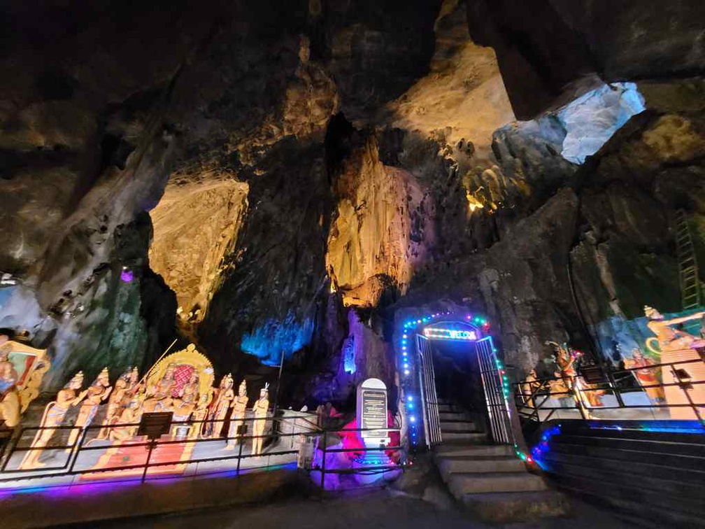 Cavernous cave with water features