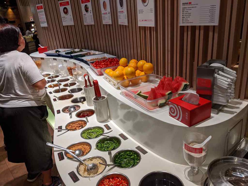 There is quite alot for $4 on offer in Haidilao condiment buffet, besides sauces, there are a large selection of fruits too