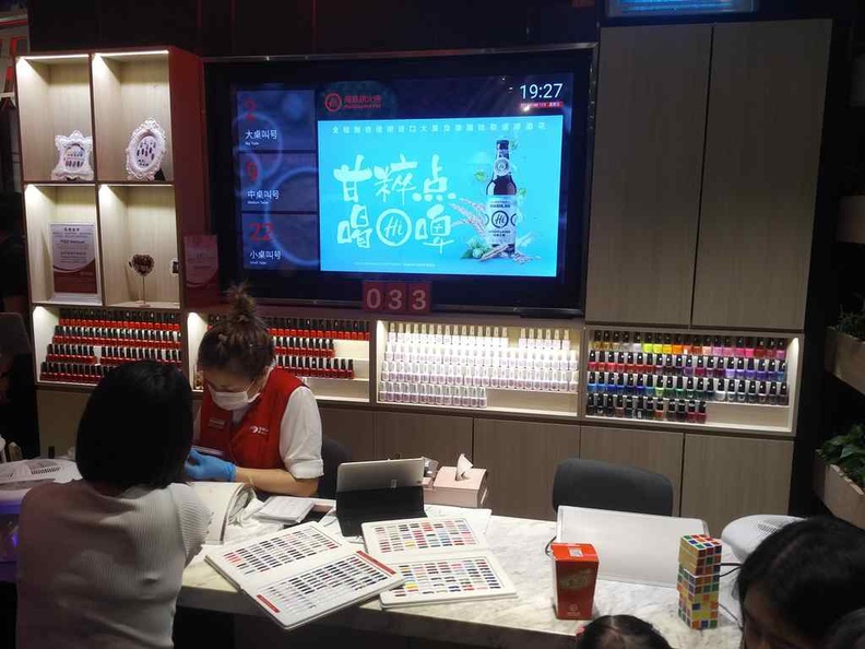 Fancy doing your nail while waiting in-queue? Haidilao hotpot got you covered!