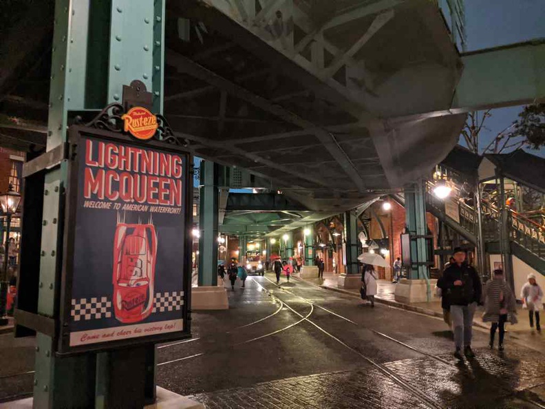 Disney Seas electric railway here viaducts has an American-Chicago vibe