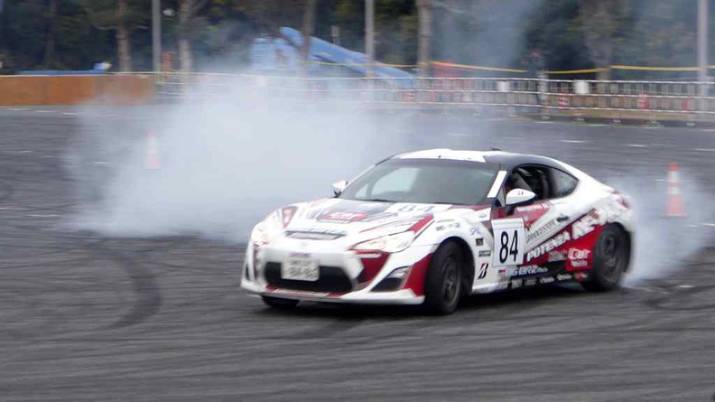 Watching rubber turning into smoke was never as satisfying to watch at Tokyo Auto Salon 2017