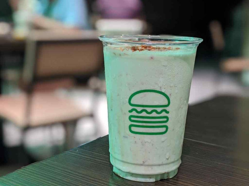 The experience at Shake Shack could be better if it won't for the crowds, but I found their offerings difficult to stand out in the already crowed burger segments in Singapore