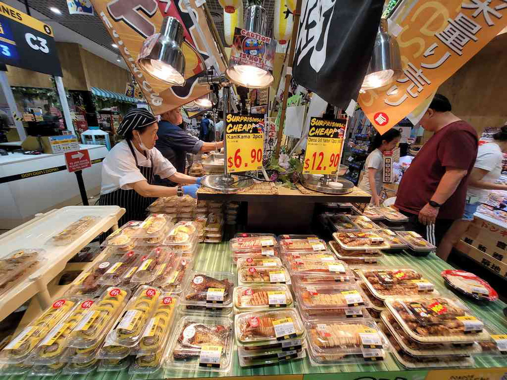 Hearty selections of hot bento set meals. 