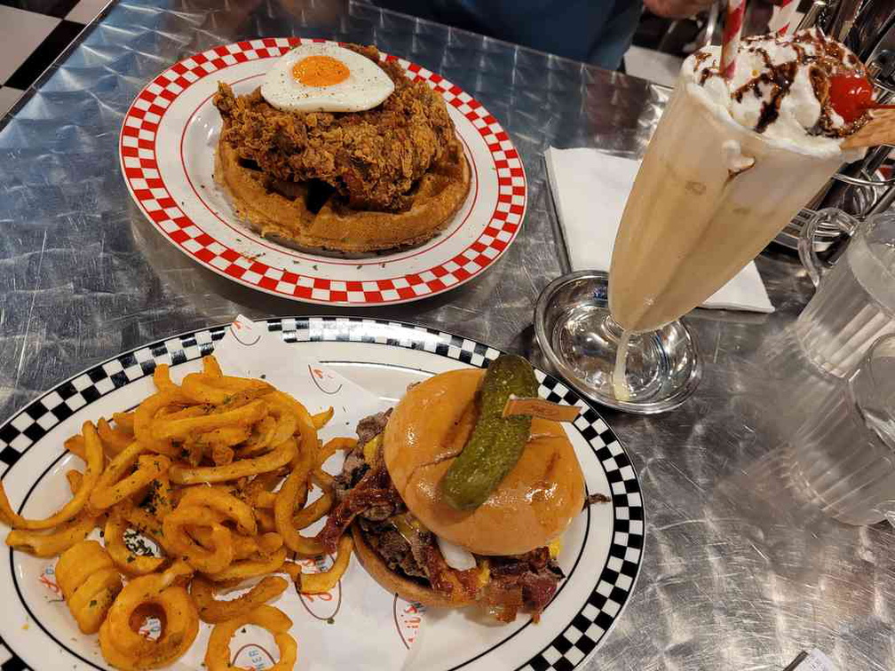 Let's take an evening dine-in a joji diner, a 24hr eatery in Serangoon. 