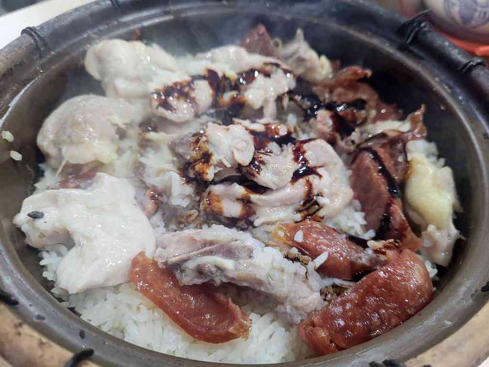 5 tastes clay pot rice sized for for 2 pax, a medley of sliced Chinese sausages, salted fish, chicken chunks, and mushrooms
