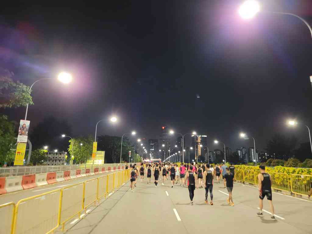 A pretty long walk to start line, almost 2km from Kallang wave mall