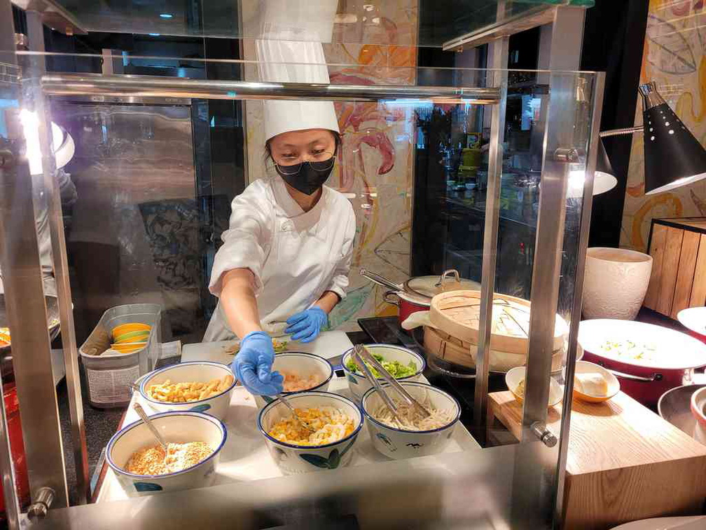 Popiah counter, though mistaken for a chicken rice counter (which the buffet does not serve).