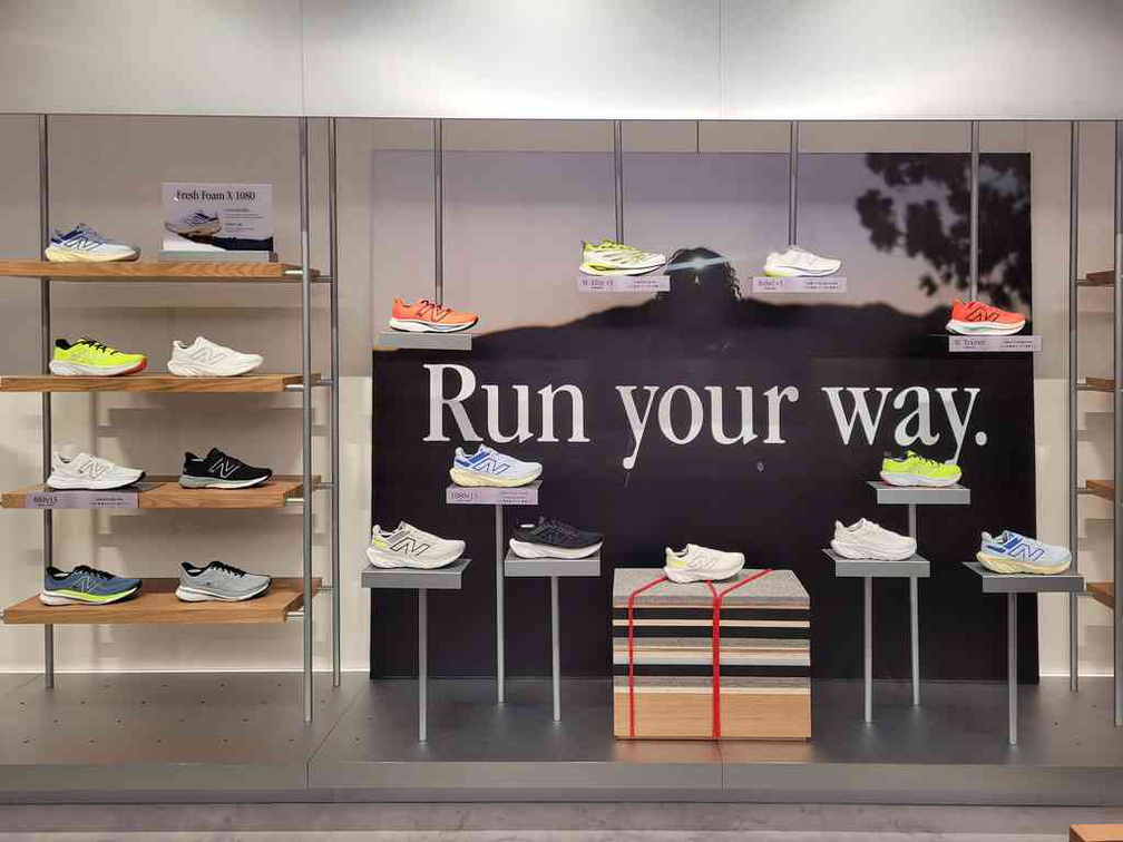 Simple store layout with both running and causal wear.