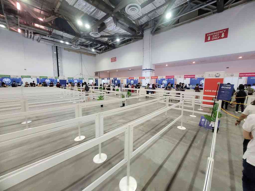 SCM 2023 race pack collection queue lines occupy a significant part of the convention halls.