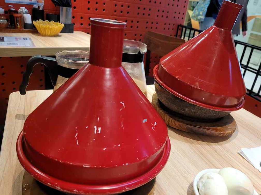 These giant Volcano steel caps is a feature piece here at Tonkotsu Kazan VOLCANO Ramen. Let's see what is it with a dine-in