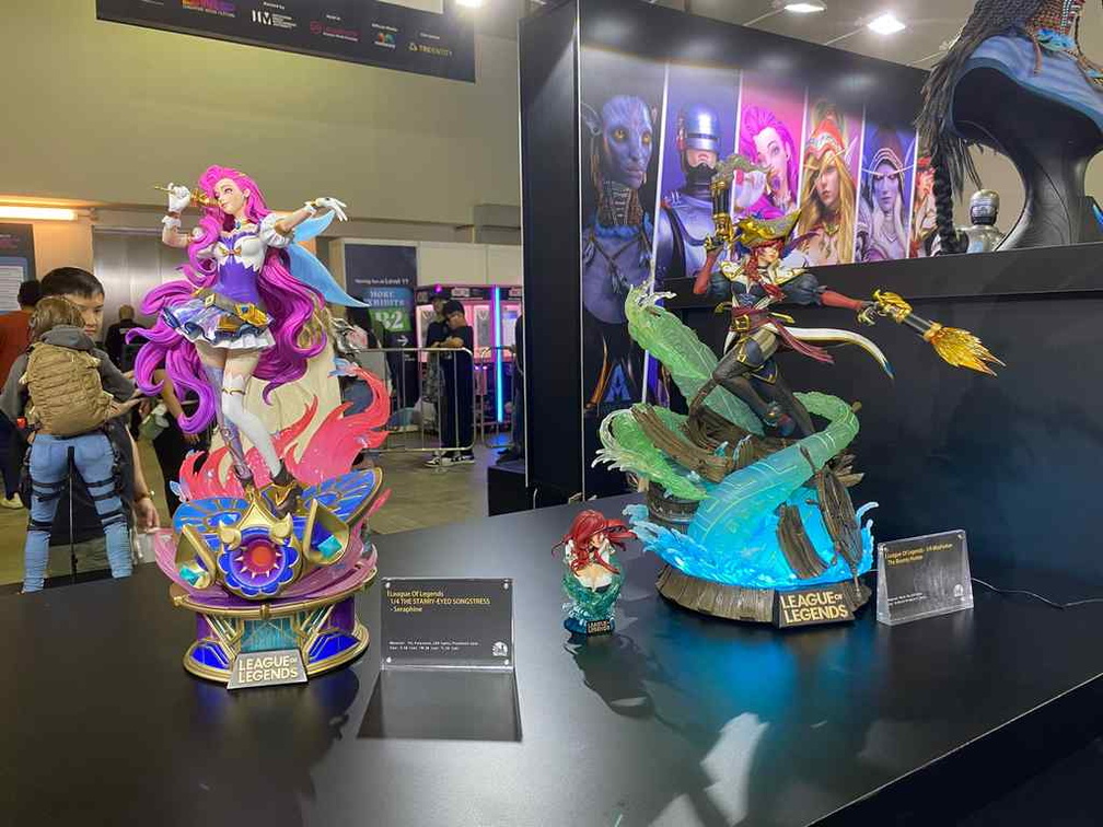 League of legends standing figures