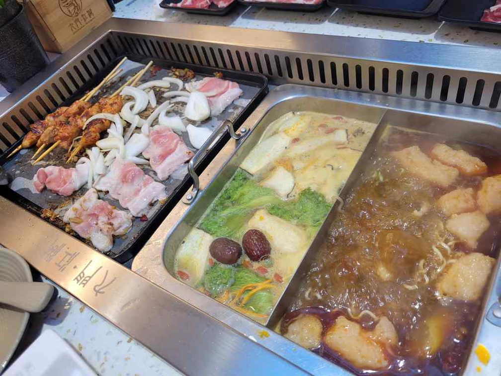 Both grill and hotpot options Both grill and hotpot options