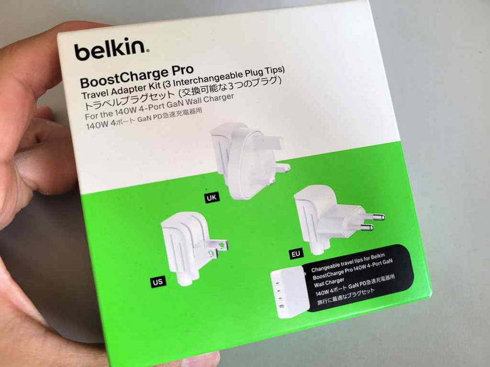 Separate travel adapter kit Separate travel adapter kit