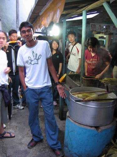 There, we tried the local steam/roasted corn delicacy